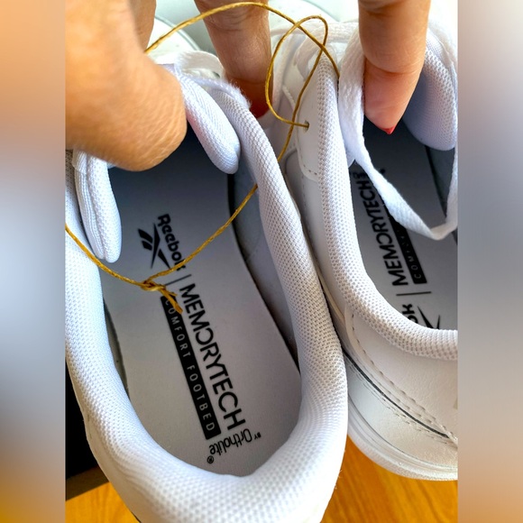 Reebok Women's Club MEMT Sneaker size 7 - Picture 4 of 11